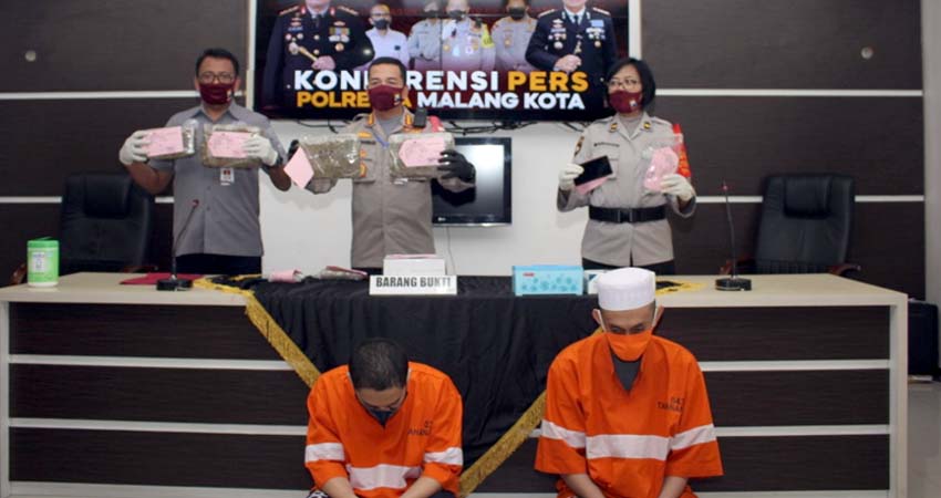 Tersangka Rifan dan Syarif saat dirilis di Mapolresta Malang Kota. (Ist)