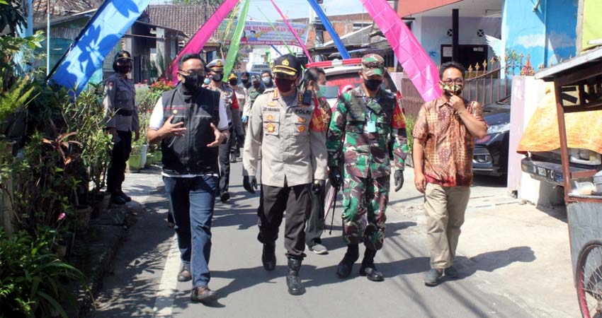 Kapolresta Malang Kota Kombes Pol Dr Leonardus dan Dandim 0833 Letkol Inf Tommy Anderson saat meresmikan kamohng tangguh di RW 07 Bunulrejo. (ist)