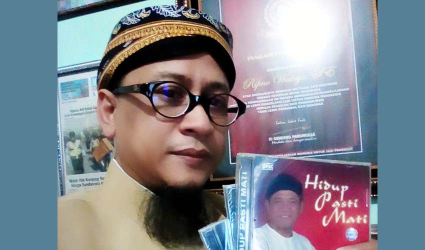 KRH Gus Ripno Waluyo, SE, SPd, S.H menunjukan VCD lagu lagu Ki Gendeng Pamungkas. (ist)