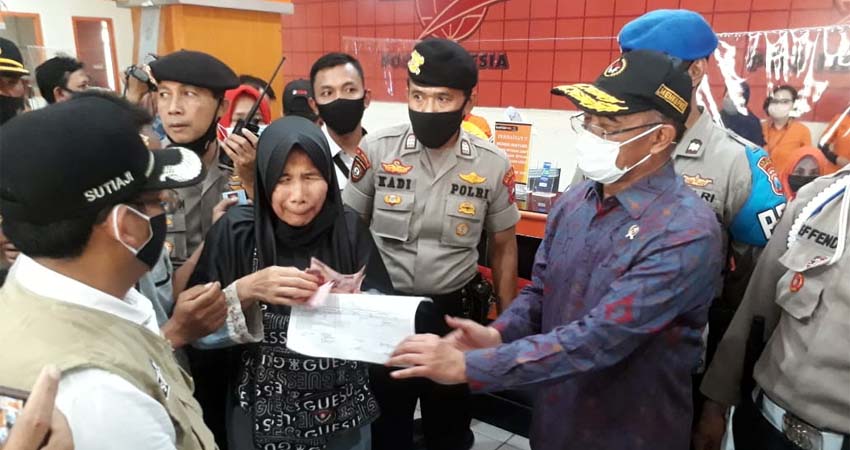 Menko PMK RI Muhajir Efendi saat berbincang dengan masyarajat penerima BST. (gie)