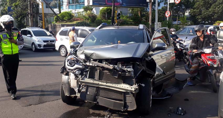 Kondisi mobil sesaat usai menabrak ambulan. Kondisi masih ditengah jalan. (gie)