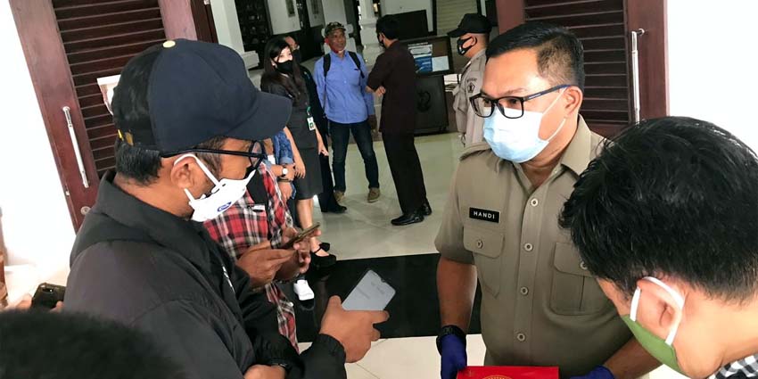 Kepala Dishub saat di wawancarai di depan gedung DPRD Kota Malang