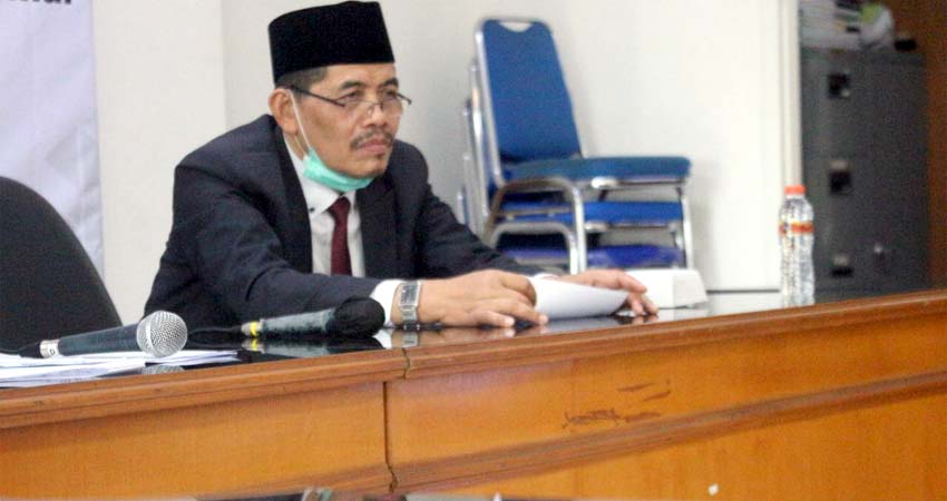 Prof Dr Kasuwi Saiban, MAg sedang menyimak paparan