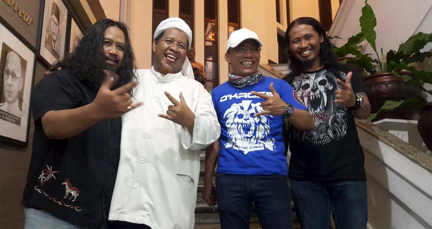 Ade Herawanto dan kru d'Kross saat bersama Gus Wahid dalam sebuah kesempatan. (ist)