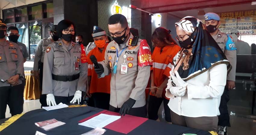 Kapolresta Malang Kota Kombes Pol Dr Leonardus, Kasat Reskoba AKP Rosa dan Kasubag Humas Iptu Marhaeni saat merikis tersangka Hus alias Gundul Cs. (gie)