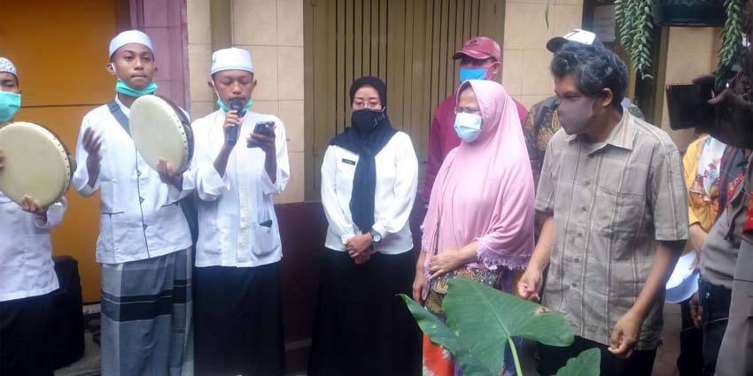 Pasutri Hartoyo dan Sukati saat disambut kedatangannya di Kelurahan Kidul Dalem