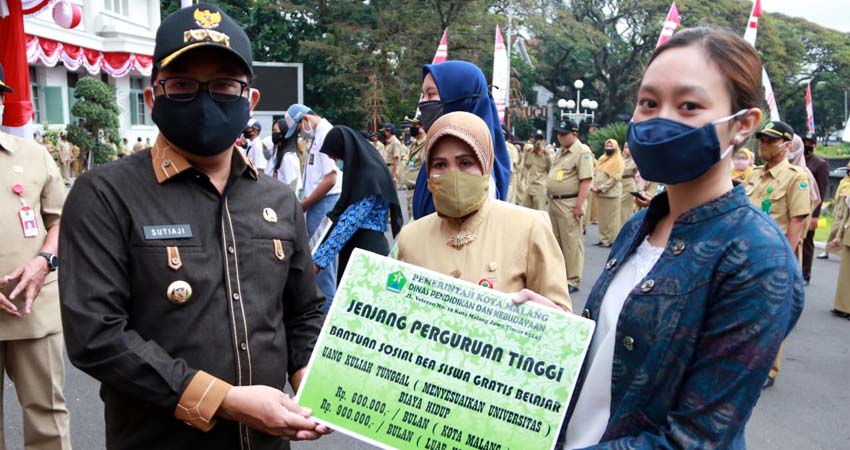 Pemkot Malang Serahkan Beasiswa Jenjang SD sampai Kuliah