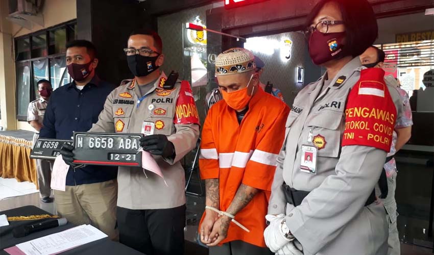 Tersangka MFJ alias Fajar saat dirilis oleh Kapolresta Malang Kota Kombes Pol Leonardus dan Kasat Reskrim Polresta Malang Kota AKP Azi Pratas Guspitu SIK MH..(gie)