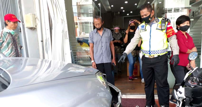 Salah Injak Gas, CRV Lindas Empat Motor