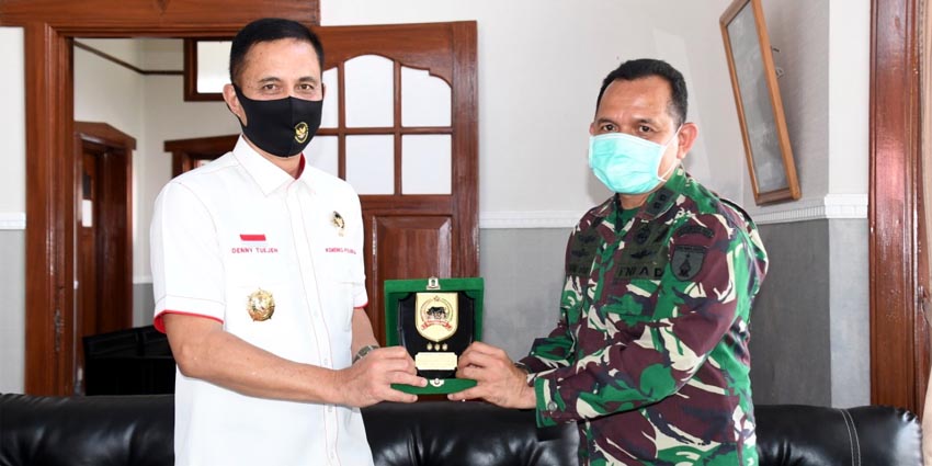 CENDERAMATA: Kasrem 083/ Bdj Letkol Inf A. Juni Toa saat memberikan cenderamata kepada Mayjen TNI Alfret Denny D. Tuejeh sebagai ketua tim Staf Ahli Menkopolhukam RI Bidang Ideologi dan Konstitusi. (memo x/fik)