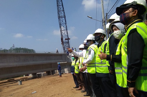 LIHAT : Wali Kota Malang, Sutiaji, bersama rombongan saat memantau pelaksanaan jembatan Kedung Kandang.