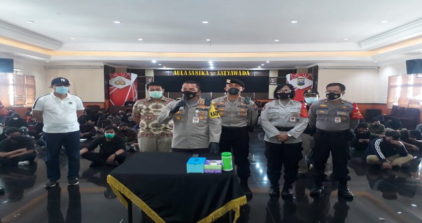 Kapolresta Malang Kota Kombes Pol Dr Leonardus Harapantua Simarmata saat jumpa pers terkait demo anarkis. (gie)