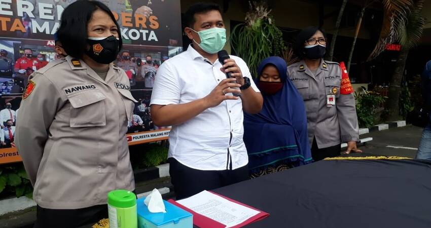 Fitrotul Azizah saat dirilis di Polresta Malang Kota. (gie)