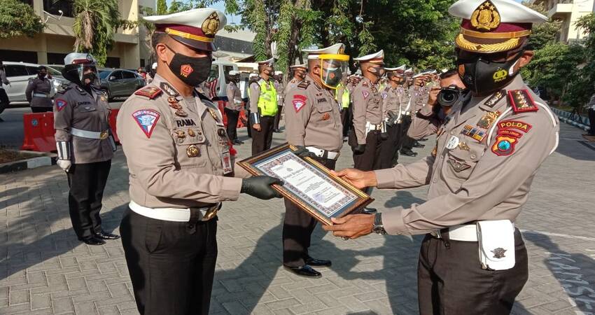 Kasat Lantas Polresta Malang Kota AKP Ramadhan Nasution SIK SH mendapatkan pernghargaan di HUT ke 65 Lantas Bhayangkara. (ist)