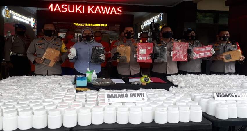 Kapolresta Malang Kota Kombes Pol Dr Leonardus, Wakapolresta AKBP Totok, Kasat Reskoba AKP Anria Rosa, Kasubag Humas Iptu Marhaeni, saat merilis para tersangka narkoba. (gie)