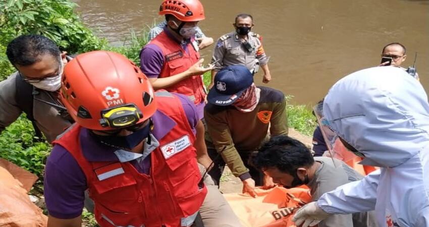 Jenazah korban saat dievakuasi. (ist)