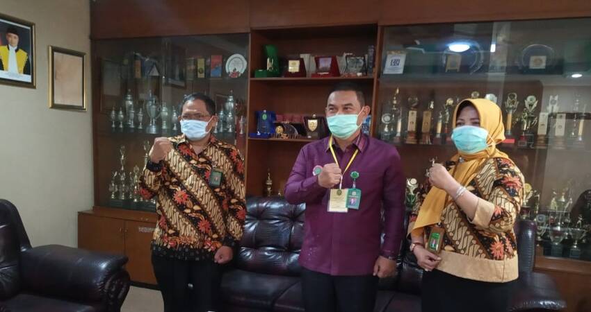 Wakil Ketua Pengadilan Negeri Malang, Yudi Prasetya, SH, MH, Ketua Pengadilan Tinggi Surabaya, Herri Suantoro, SH, MH dan Ketua PN Malang Nuruli Mahdilis SH MH, usai sosialisasi e-Court Banding di PN Malang. (gie)