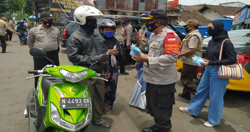 Kapolsekta Sukun Kompol Suyoto SH MH saat Ops Yustisi di Pasar Sukun. (ist)