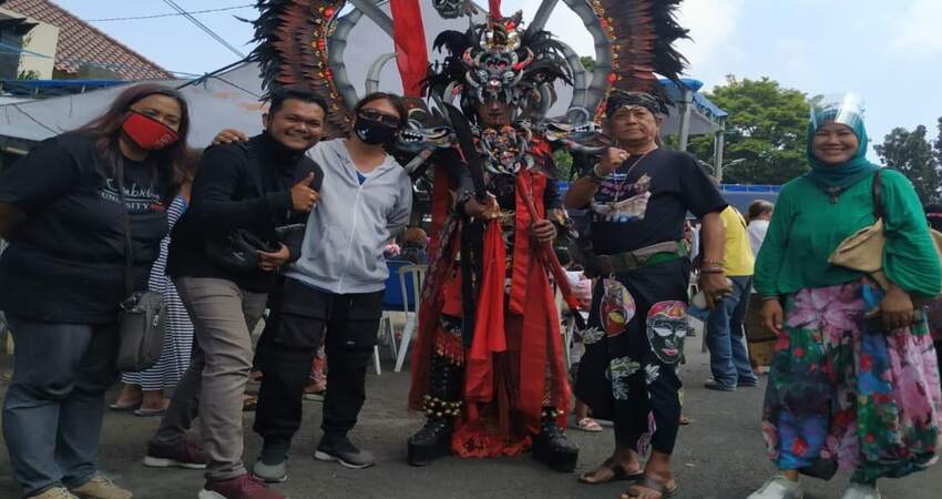 Yudi Prata disela acara Jenggirat Fest bersama puluhan penari dan warga kampung di Sinau Budaya Satrio Turonggo Jati-Celaket.