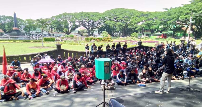 Aksi mahasiswa dan buruh saat demo tolak Omnibus Law  di depan DPRD Kota Malang.