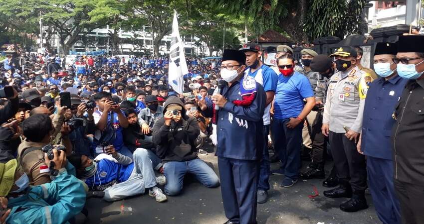 Wali Kota Malang Drs Sutiaji, Kapolresta Malang Kota Kombes Pol Leonardus, Ketua DPRD Kota Malang Made Rian Kartika saat menemui Aremania. (gie)