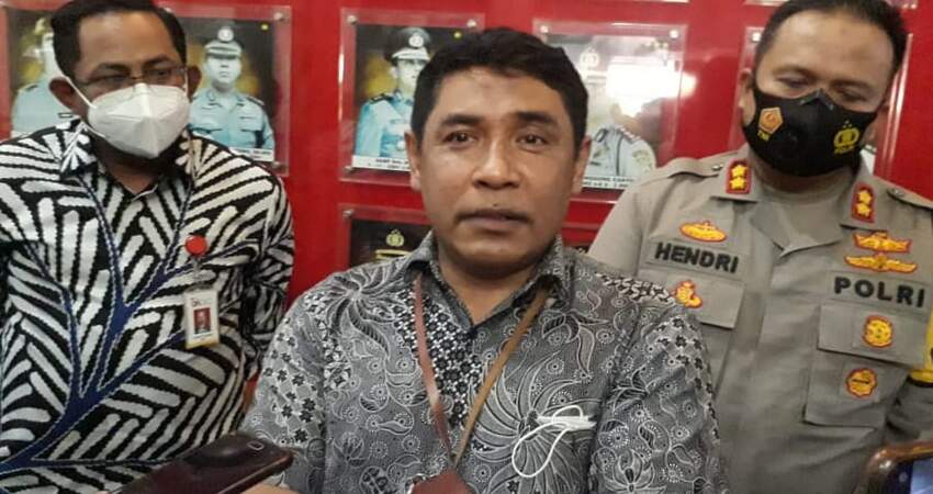 Kepala Kantor BRI Syariah Malang, Aminudin bersama dengan AKBP Hendri Umar.