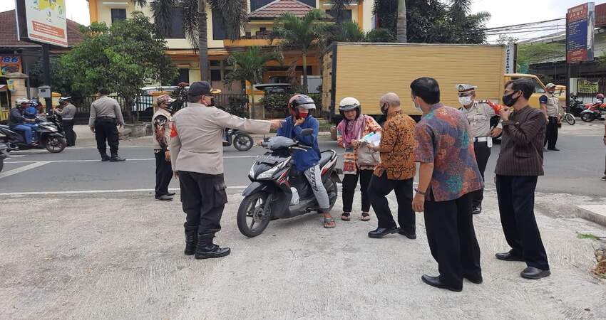 Kapolsek Sukun Kompol Suyoto SH MH dan Muspika Sukun saat mengentikan pengendara bermotor yang tidak memakai masker. (ist)