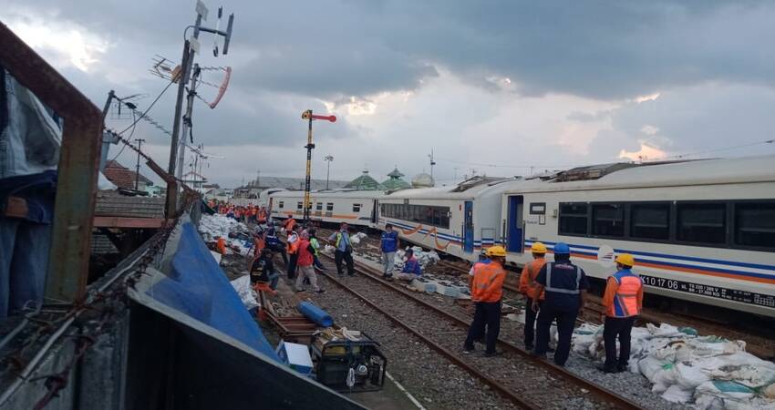 Gerbong yang berjalan sendiri akhirnya anjlok. (ist)