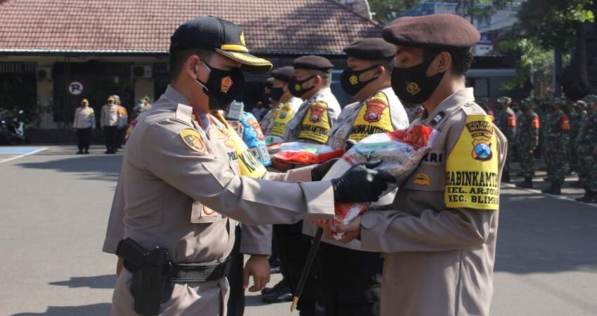 Kapolresta Malang Kota Kombes Pol Leonardus menyerahkan paket sembako secara simbolik kepada Bhabinkamtibmas untuk disalurkan ke Kampung Tangguh Semeru. (ist)