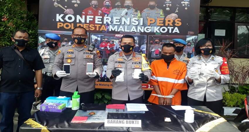 Kapolsek Klojen AKP Fani, Kapolresta Malang Kota Kombes Pol Dr Leonardus dan Kasubag Humas Iptu Marhaeni saat merilis tersangka Kholisi. (gie)