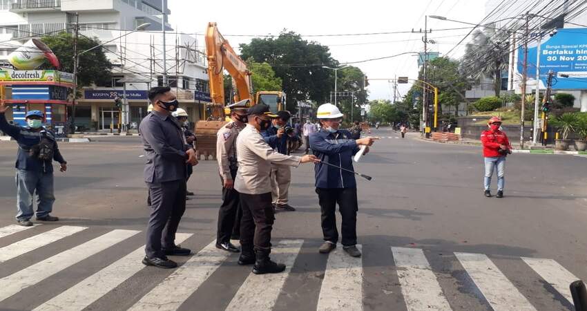 Kapolresta Malang Kota Kombes Pol Dr Leonardus saat menijau lokasi di perempatan Jl Rajabali. (gie)