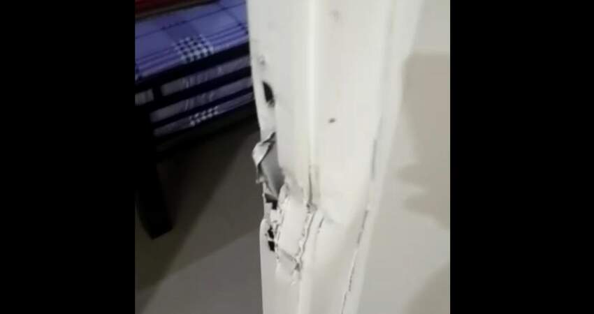 Pintu yang dicongkel. (Repro video)