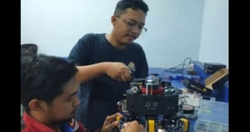 Tim robot Polinema sedang mempersiapkan robotnya untuk laga final KRI Nasional.