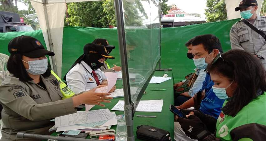 Pelanggar Prokes jalani sidang ditempat. (ist)