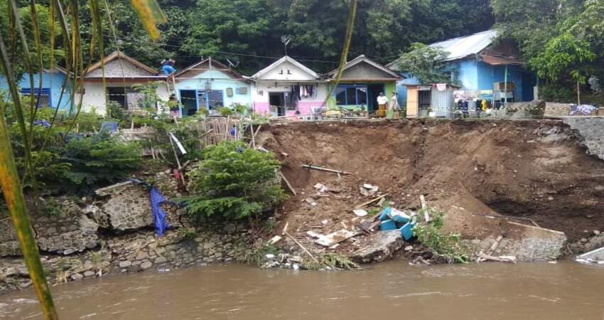 Lokasi plengsengan ambrol sudah mendekati rumah warga. (ist)