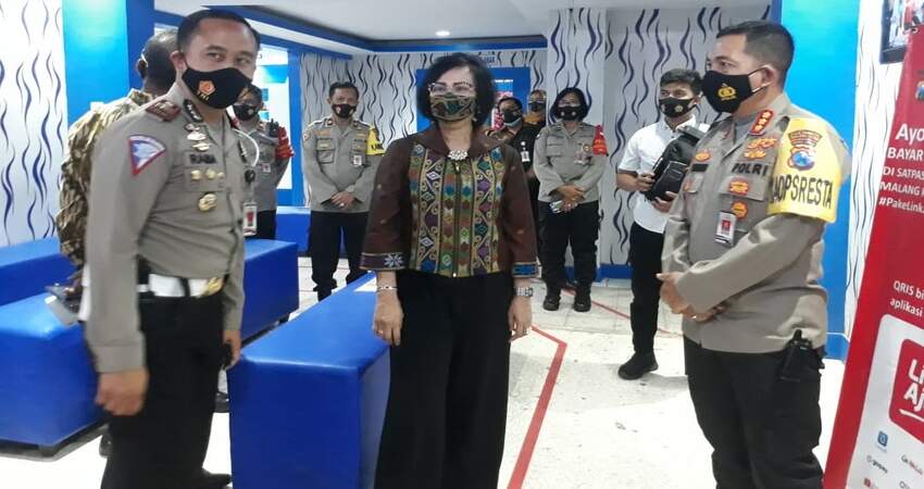 Kapolresta Malang Kota Kombes Pol Dr Leonardus saat bersama tim penilai meninjau Satpas Polresta Malang Kota. (gie)