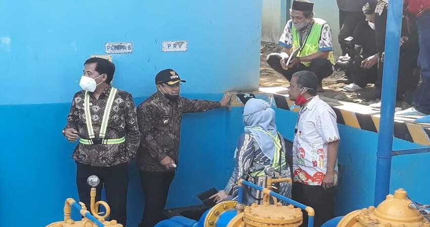 Wali Kota Sutiaji saat melakukan peninjauan ke saluran pompa air Wendit III di Desa Mangliawan, Kecamatan Pakis.