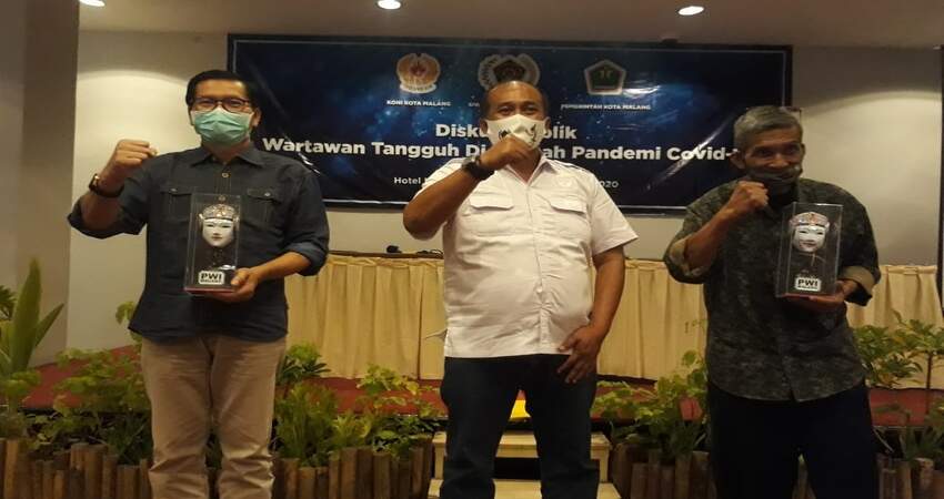 dr Husnul Muarif, Ariful Huda dan Yunanto usai acara disukusi publik wartawan tangguh di tengah pandemi Covid-19. (gie)