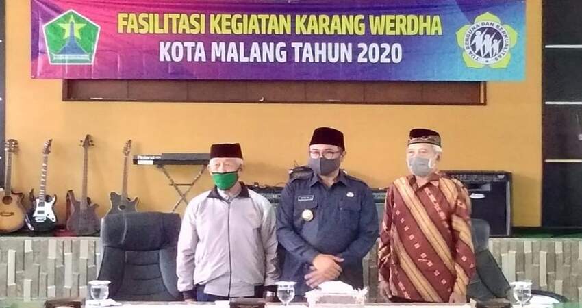 Kepala Dinsos-P3AP2KB Kota Malang, Penny Indriani disela acara pengukuhan pengurus Forum Komunikasi Karang Werdha.