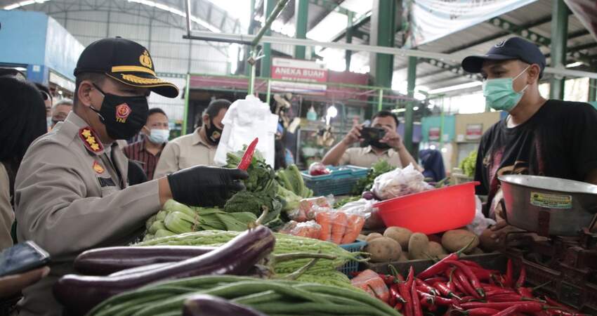 Kapolresta Malang Kota Kombes Pol Leonardus tinjau pasar tradisional. (ist)