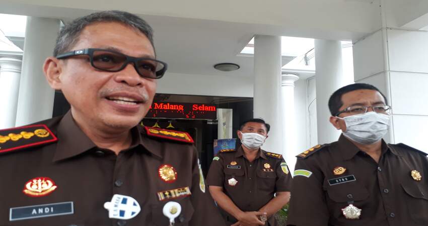 Kepala Kejaksaan Negeri Kota Malang Andi Darmawangsa SH MH dan Kasi Pidsus Dini Kriesmiardi SH MH. (gie)