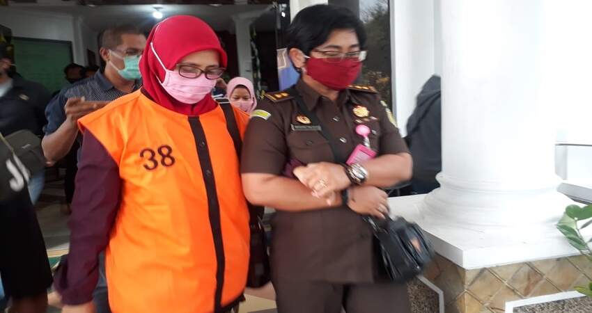 Tersangka AA Raka Kinasih saat akan dibawa ke mobil Kejaksaan. Dia sudah memakai rompi orange. (gie)