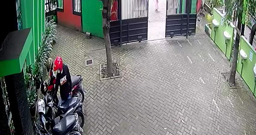 Motor Bu Guru SDN Sawojajar I Dicuri Maling, Pelaku Terekam CCTV