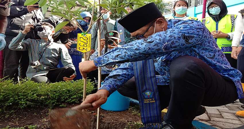 Tinjau Kesiapan Adiwiyata SMKN 7 Kota Malang, Wawali Support dengan Tanam Pule