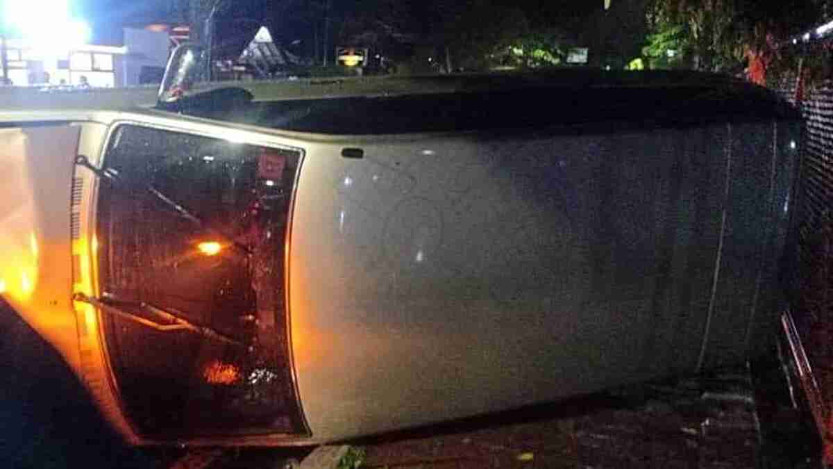 Alami Selip, Mobil Kijang Nabrak Motor Hingga Terguling