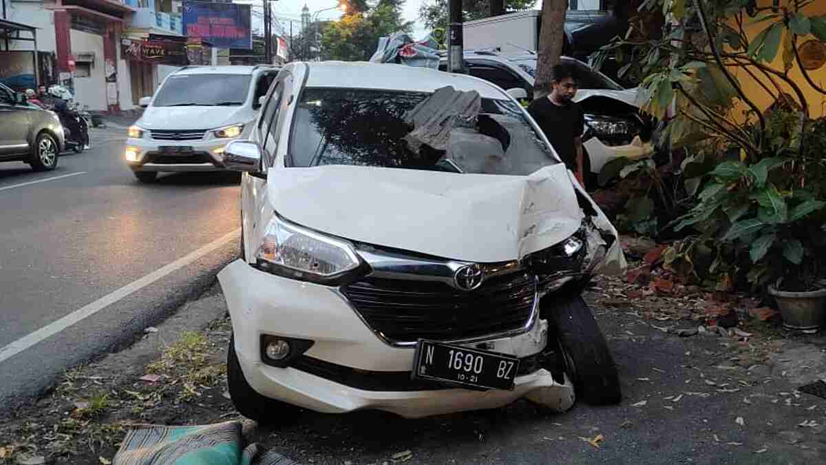 Diduga Mengantuk, Pengemudi Avanza Sebabkan Kecelakaan Beruntun, Satu Korban Meninggal