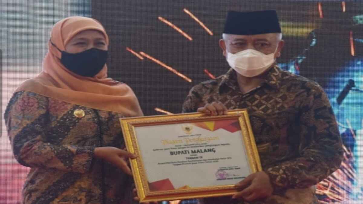 Gubernur Jatim Beri Penghargaan K3 kepada Bupati Malang dan Penghargaan Zero Accident kepada 12 Perusahaan di Kabupaten