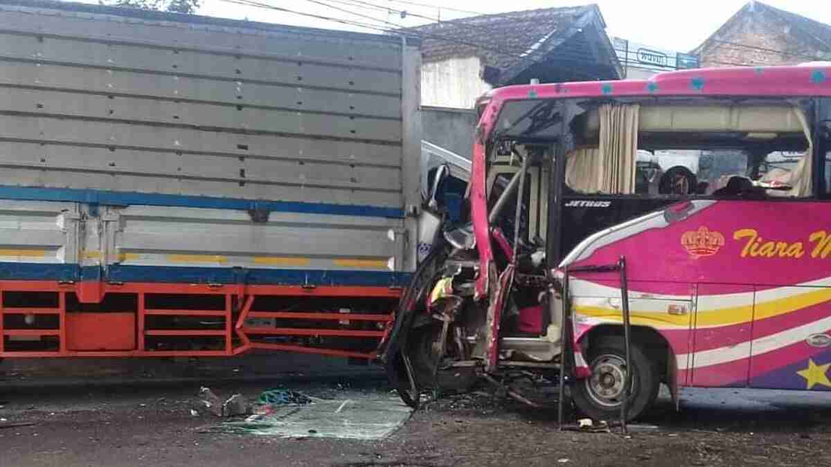 Hindari Penyebrang Jalan, Bus Tiara Mas Tabrak Tronton