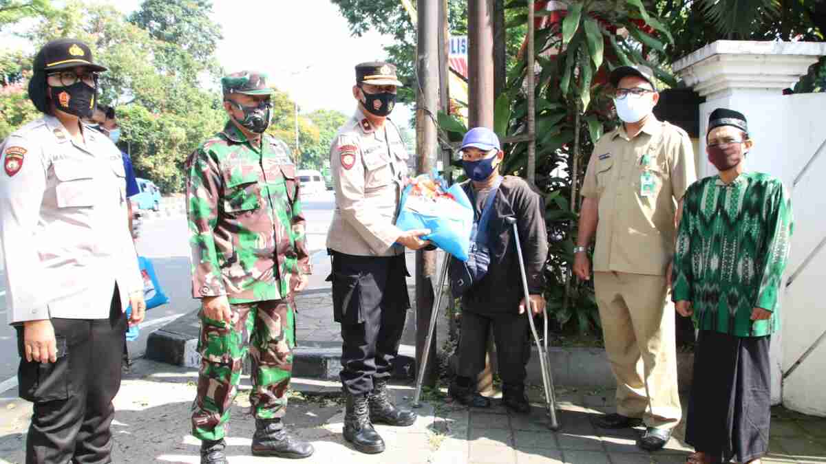 Sosialisasi Prokes, Berbagi Masker dan Sembako Masyarakat Terdampak Covid-19