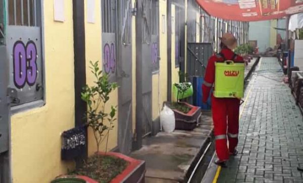 Ciptakan Lingkungan Bersih, Sehat dan Terhindar Covid, Lapas Kelas 1 Malang Lakukan Penyemprotan Disinfektan